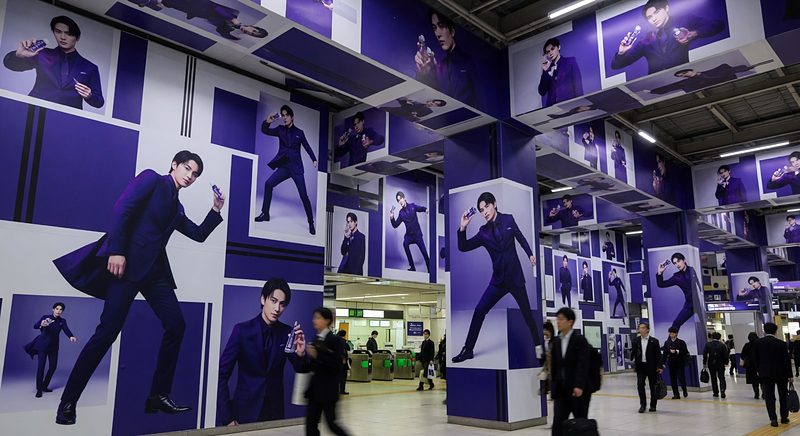 【速報】神宮寺勇太×ムヒベタV液がJR新宿駅南改札を広告ジャック！